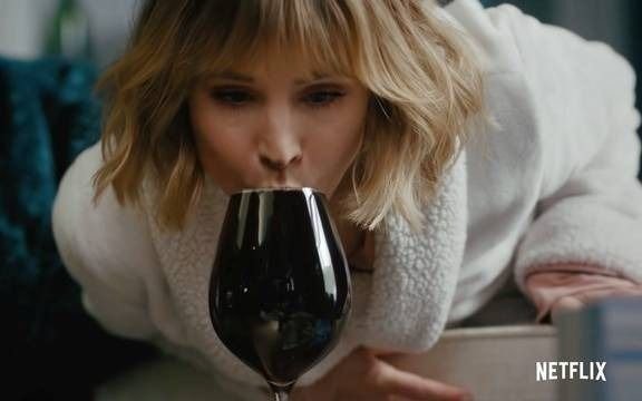 “La mujer de la casa de enfrente de la chica de la ventana”: cuando a Netflix se le terminan las ideas para titular las series
