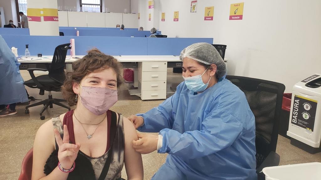 Vacunas contra el Covid: comenzaron a aplicar la dosis de refuerzo a los adolescentes