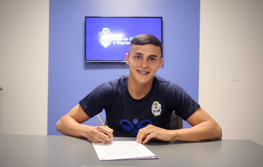 Sosa puso la firma y se metió como titular en su primera práctica de fútbol