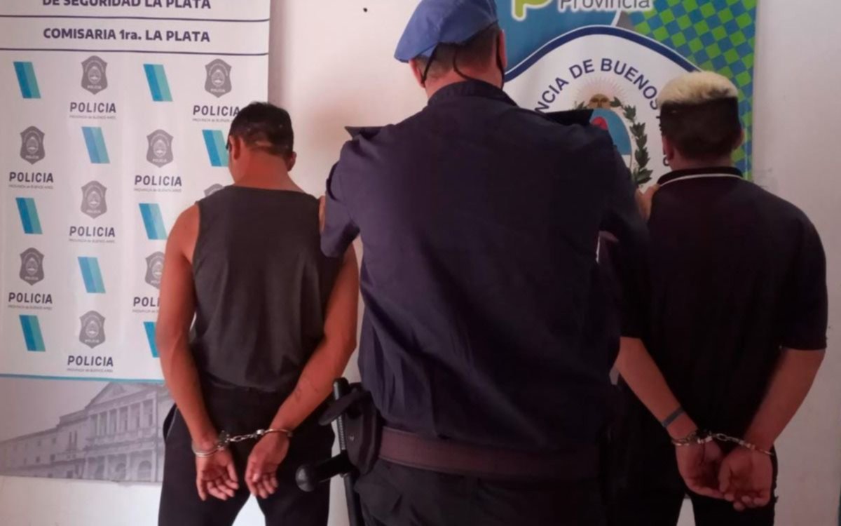 Con un cuchillo y bajo amenazas, atacaron un kiosco y una lencería en pleno centro platense