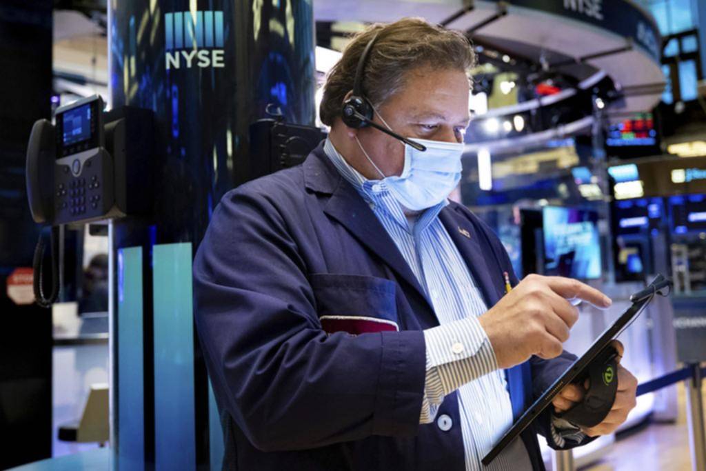 Por su caída en Wall Street Facebook apunta a Apple