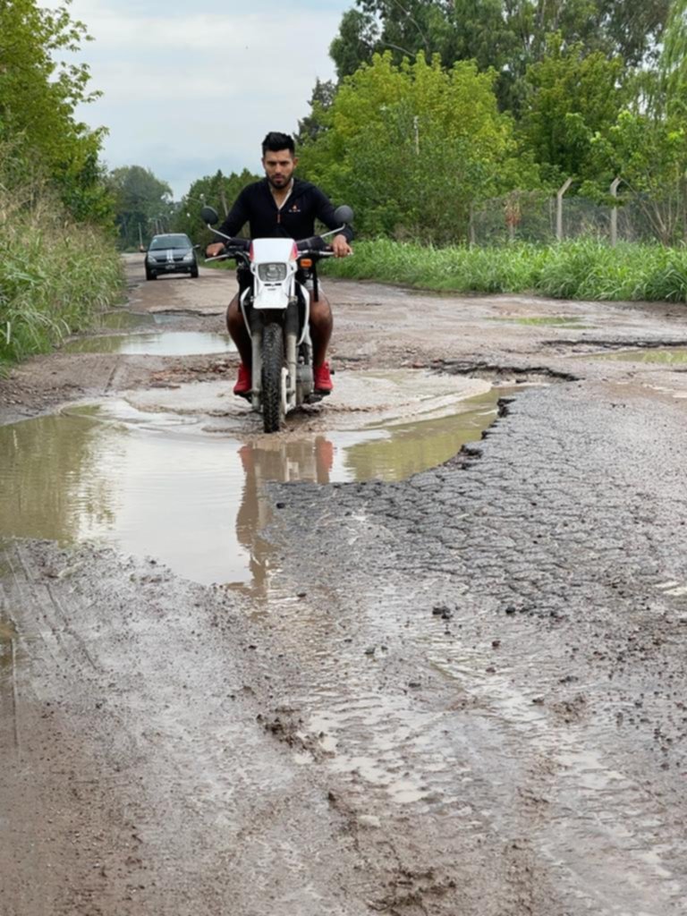 Una calle en la que se puede hacer motocross en los baches
