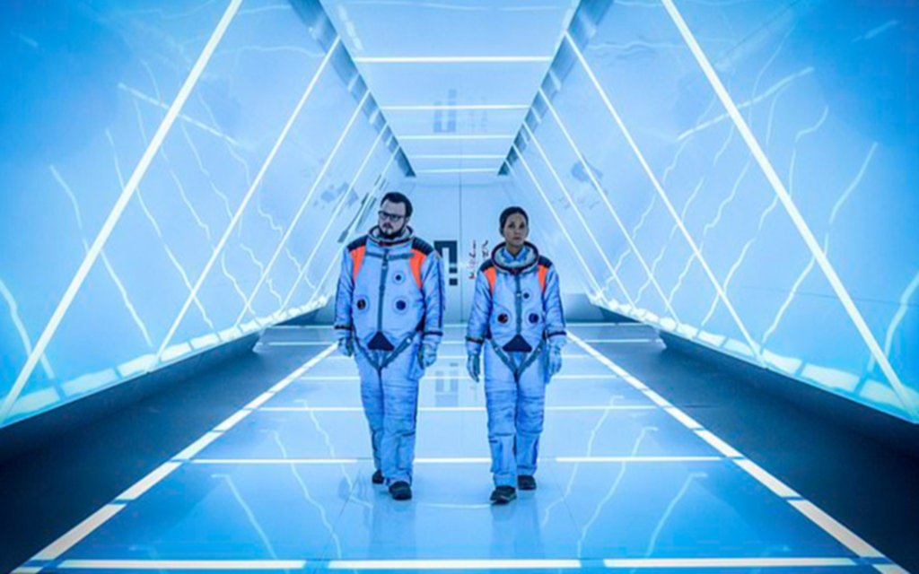 “Moonfall”: cine catástrofe “escapista” con la Luna como villana