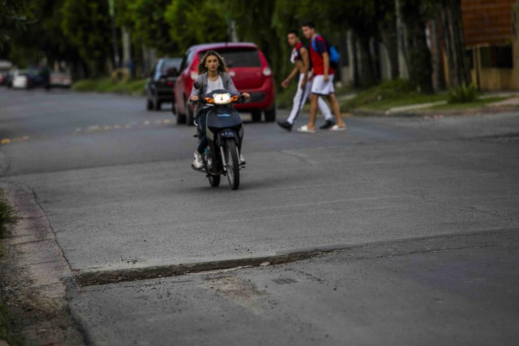 Reclamo por el asfalto “detonado” en Villa Elvira