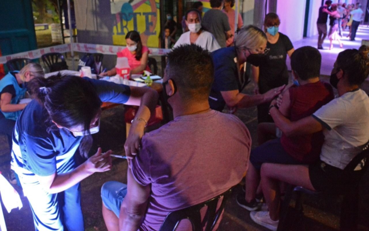 Kicillof y Kreplak destacaron el “éxito extraordinario” de la Noche de las Vacunas