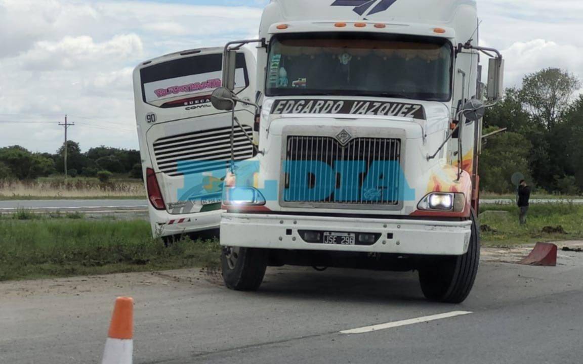 Un camión y un micro protagonizaron un impactante accidente en la Ruta 11