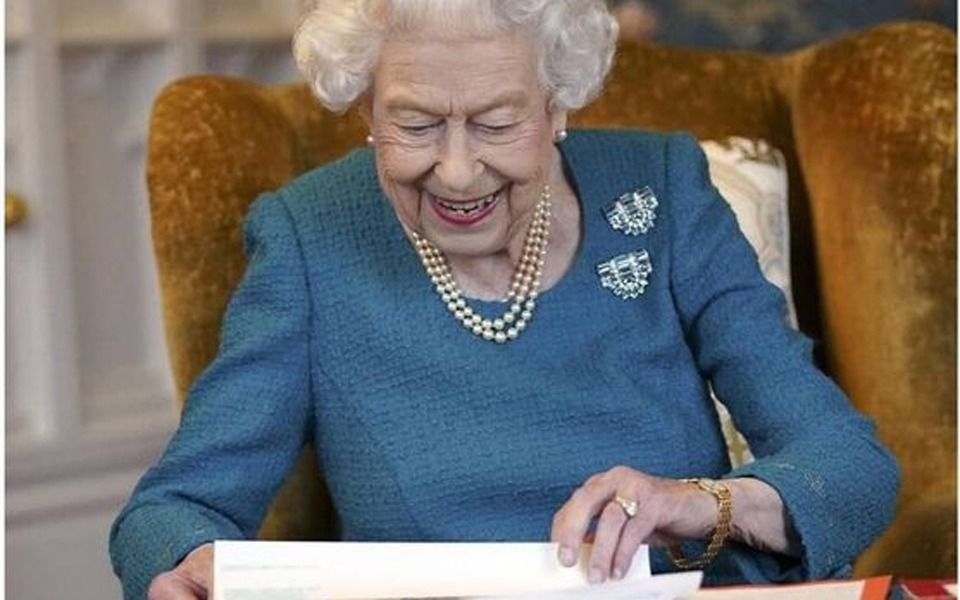 La reina Isabel II dice que Camila debería convertirse en reina consorte