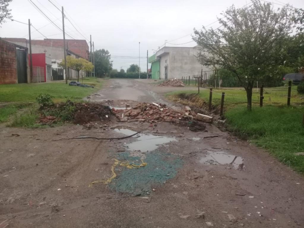 En dos barrios, el bache terminó en corte de calle