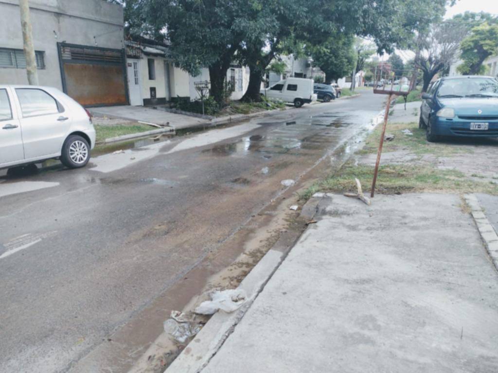 Piden intervención por una pérdida de agua en la calle