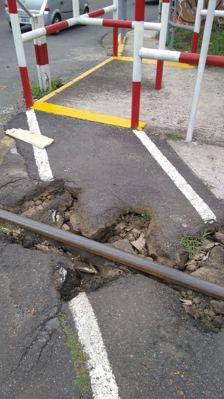 Desnivel en el cruce de las vías de 1 y 44 por el sendero
