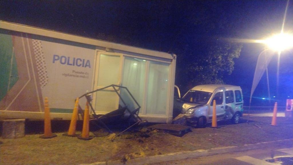 Una camioneta embistió una garita policial en Berisso