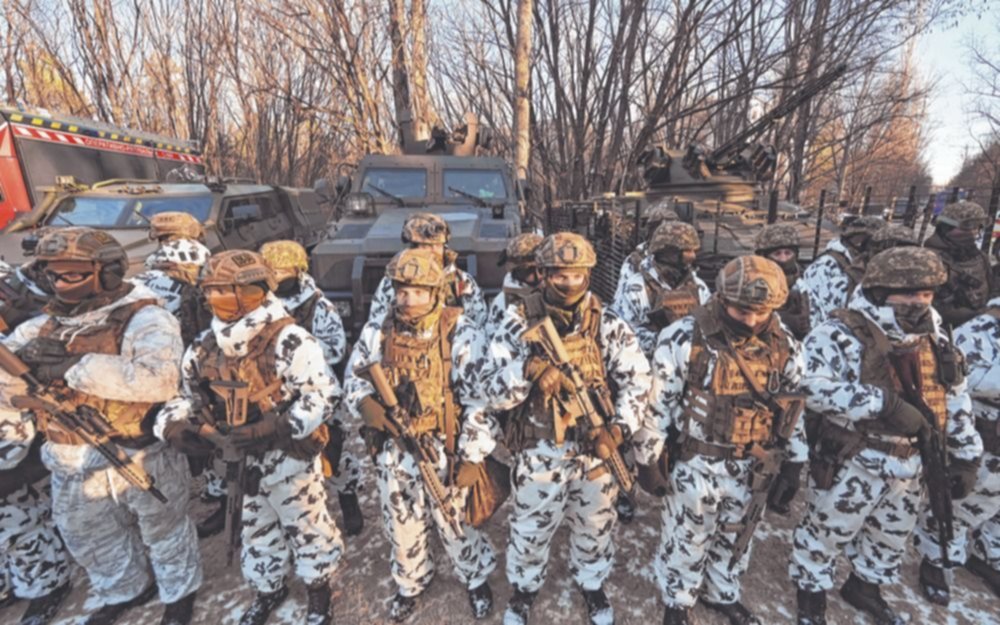 EE UU y Ucrania: amplían su despliegue militar