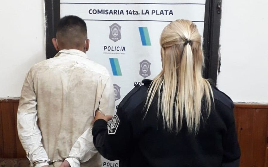 Detenido por pelearse con un vecino y partirle una botella en la cabeza