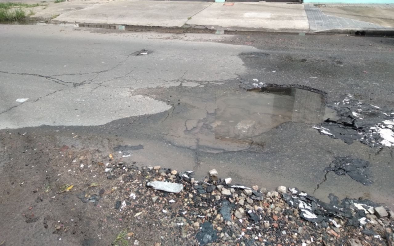 Pozo y pérdida de agua a metros del Hospital San Martín, por donde pasan las ambulancias
