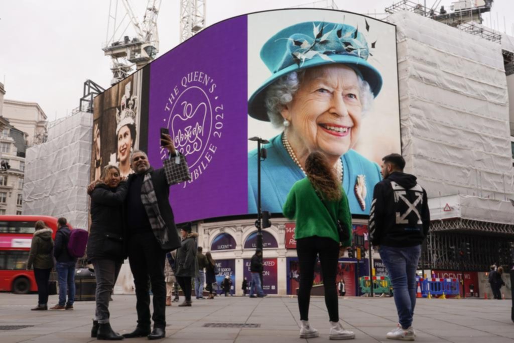 Isabel quiere que su nuera Camilla sea reina consorte