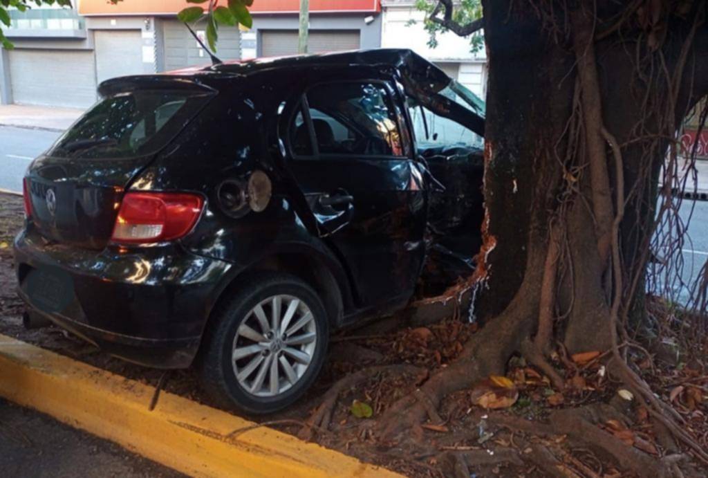 Futbolista grave al chocar su coche contra un árbol