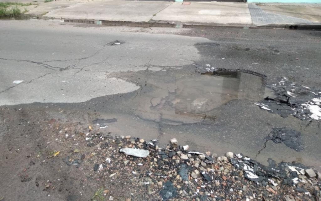 Un pozo en la calle por donde pasan las ambulancias