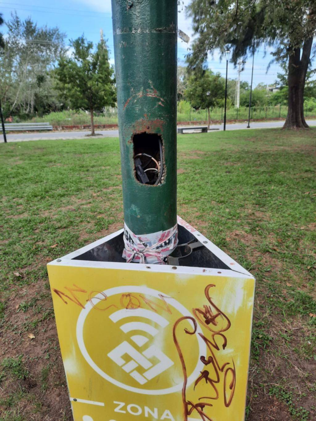 Reclamo por cables a la vista en la plaza Iraola de Tolosa