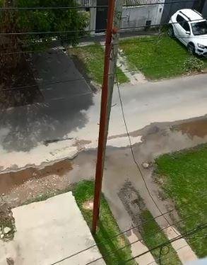 Laguna por un caño roto desde hace más de 2 semanas