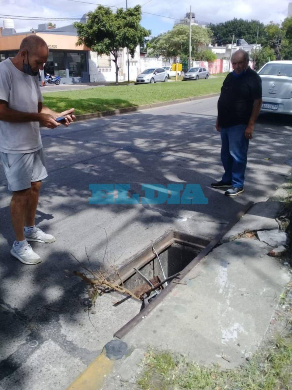 Un pozo "traga ruedas", la mala suerte de un vecino y un reclamo sin respuesta