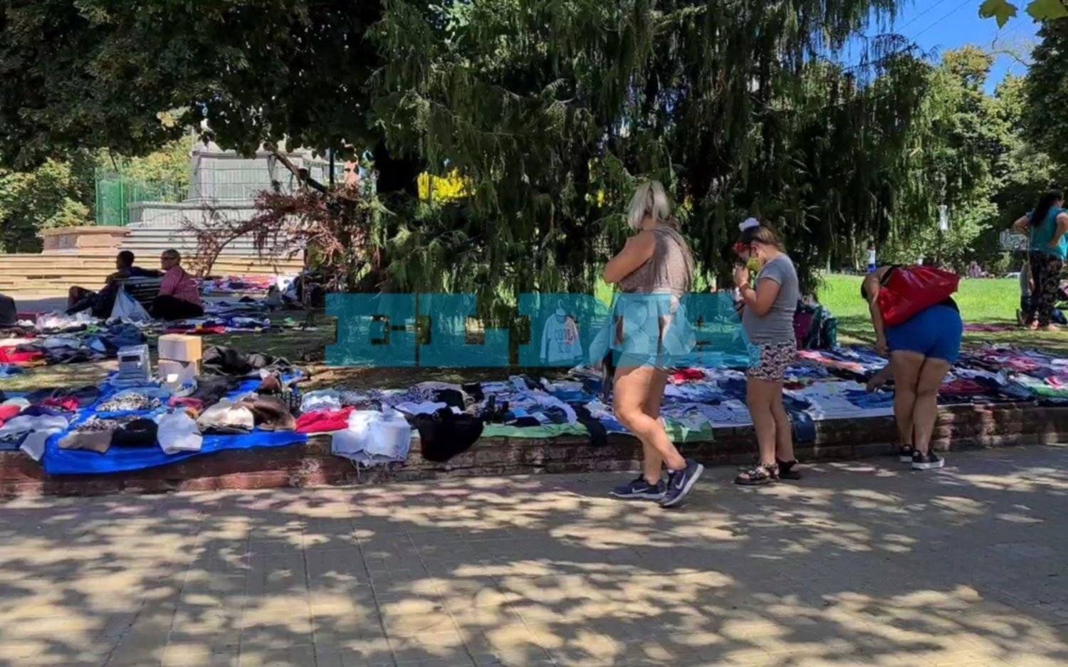Fuerte rechazo de la FELP a ferias de ropa usada que habilitaron en las plazas
