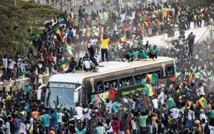 Miles de senegaleses se volcaron a las calles a festejar la Copa África