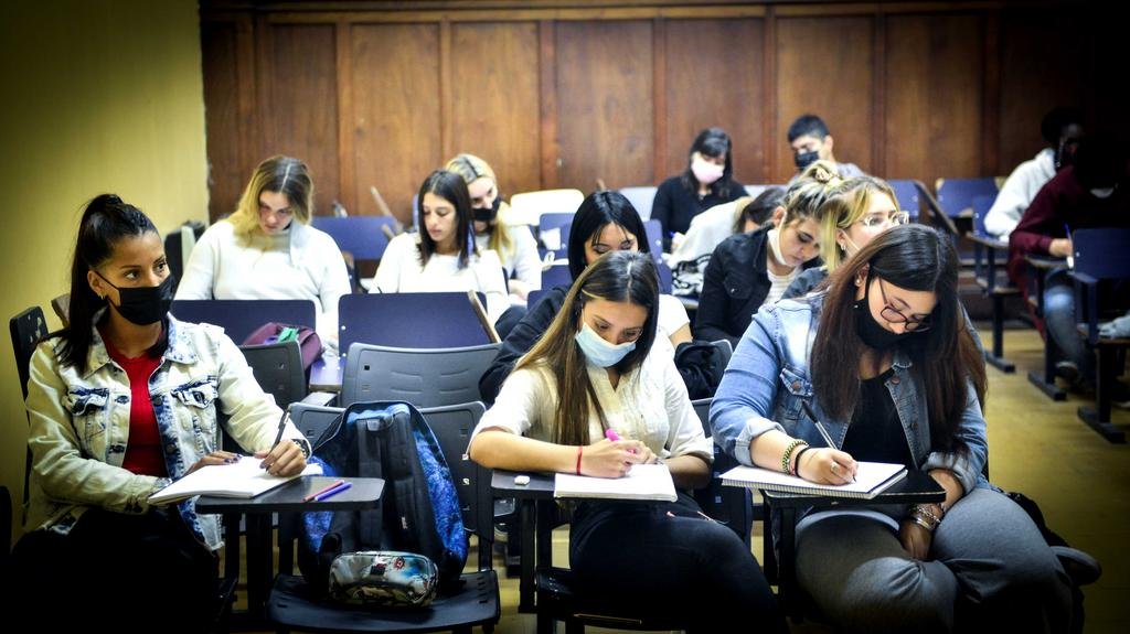 Una postal tradicional que empieza a repetirse: clases en las aulas de la UNLP