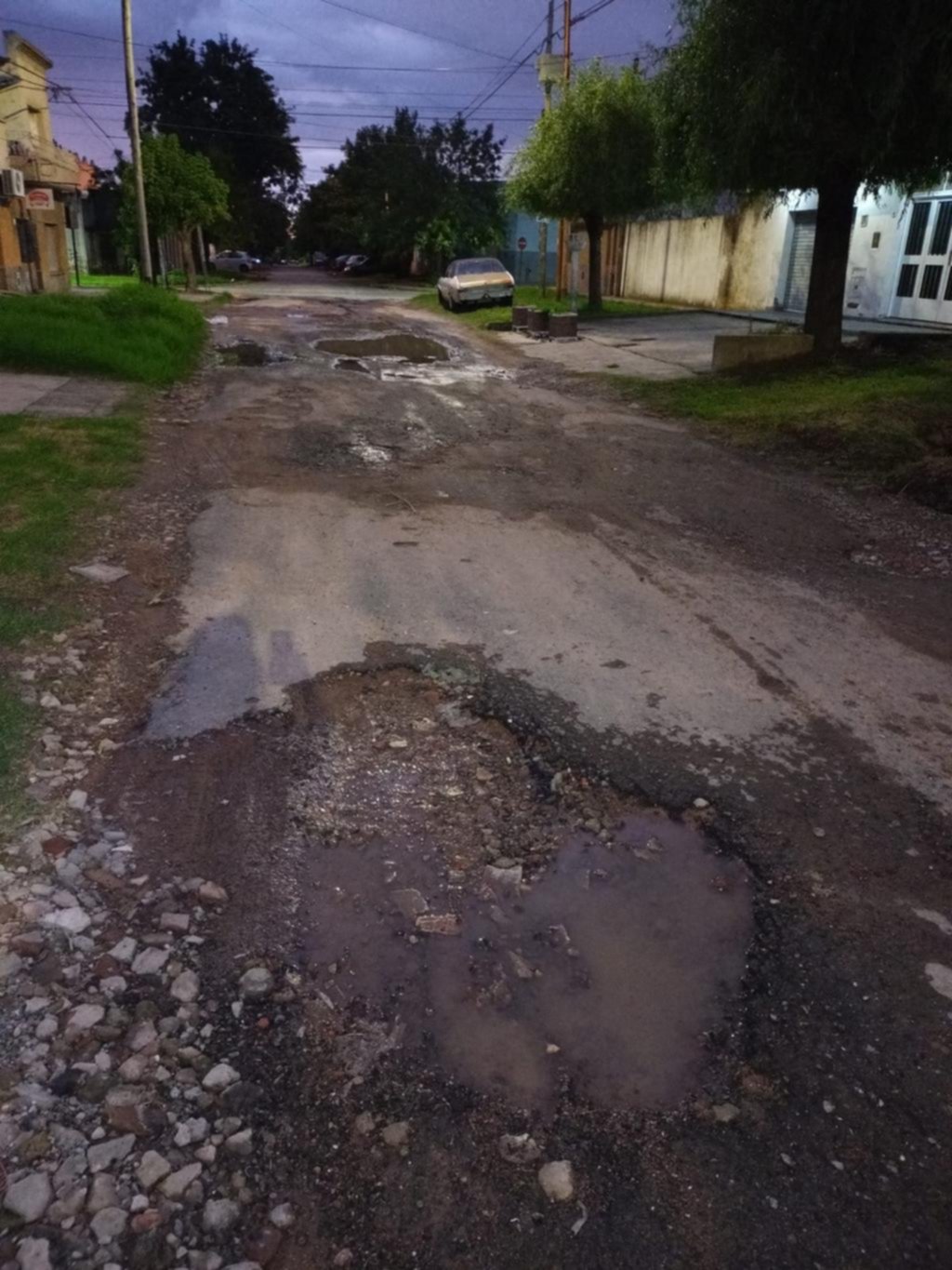 Una pérdida de agua en una calle deteriorada