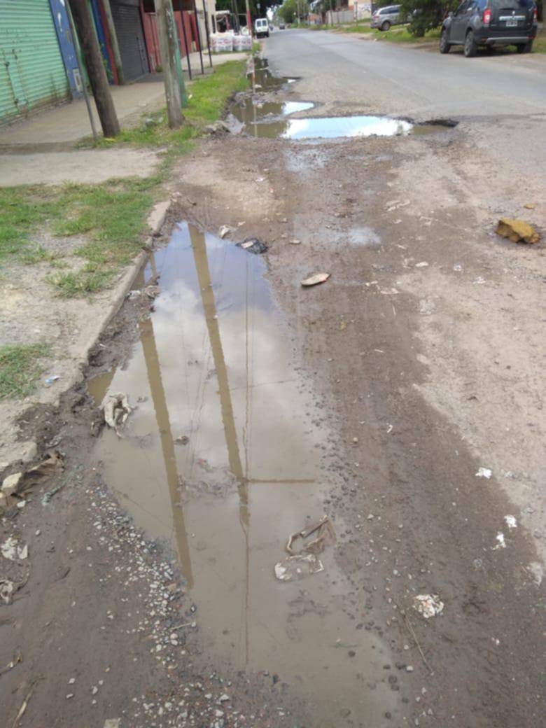 En Villa Elvira, la calzada parece “detonada”