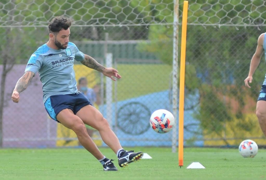 Mena y Mura se entrenaron a la par y Gago los tiene en cuenta