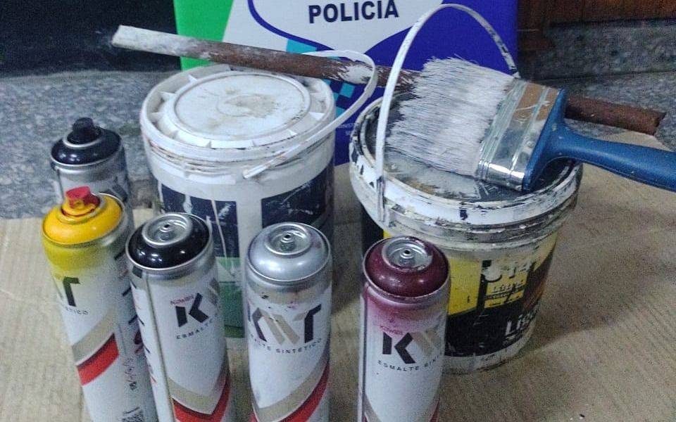 Pintaban fachadas de comercios en Villa Elvira y los sorprendió la policía