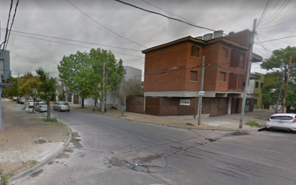 Denuncian falta de agua por un pozo que realizó ABSA: ahora hay una pérdida en la calle
