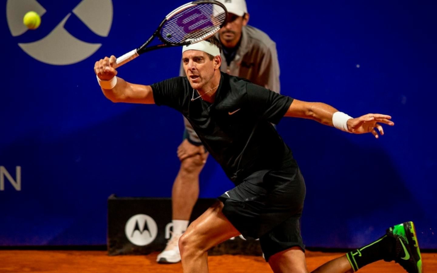 En un partido lleno de lágrimas, Del Potro cayó por 6-1 y 6-3 ante Delbonis y se despidió de su gente
