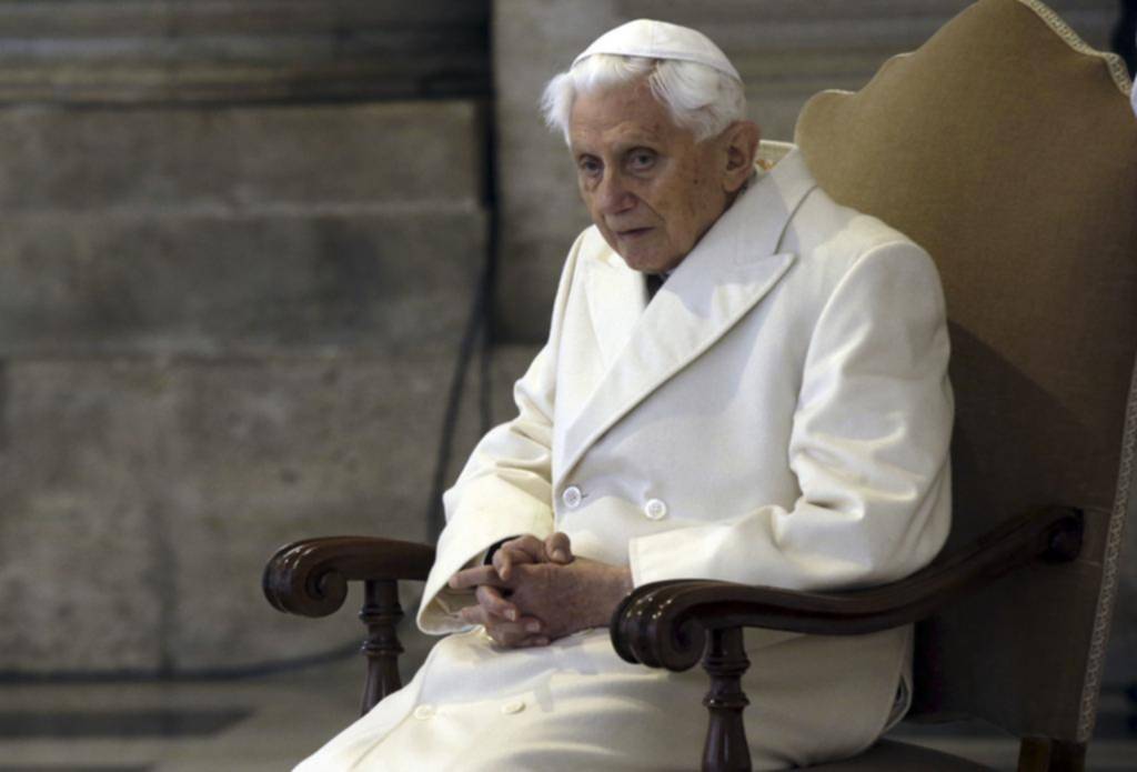 Benedicto pide perdón por los abusos pero dice que no “tapó” a pedófilos
