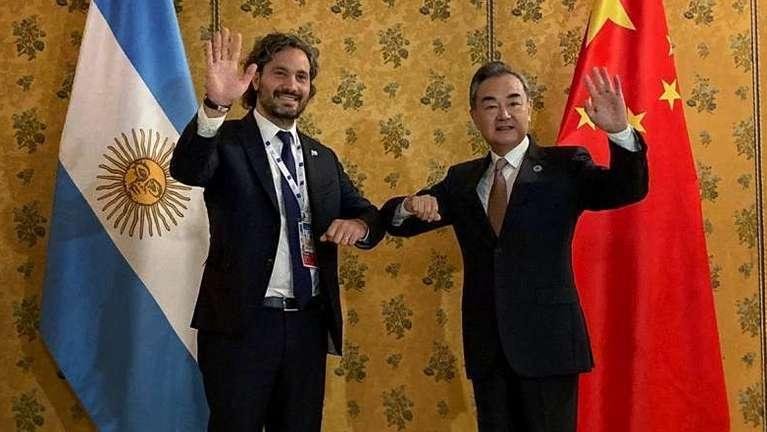 Le apuntan a Cafiero por el acuerdo con China