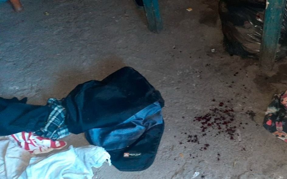 Lo vio cuando besaba a su hija y le clavó una tijera