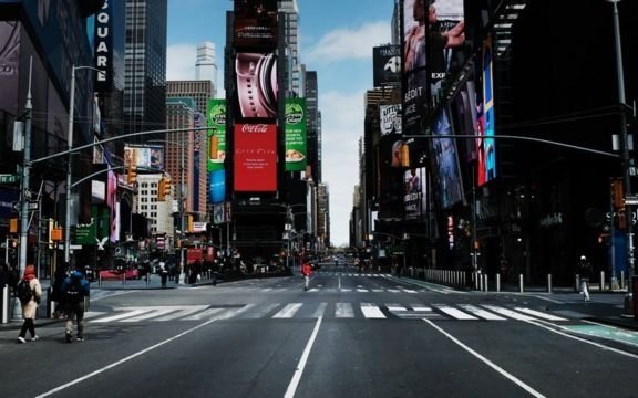 En Nueva York ya no será obligatorio el uso de barbijo en lugares cerrados