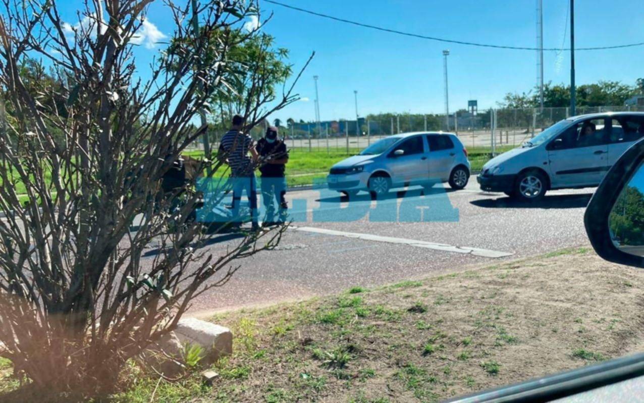 Una motociclista resultó herida tras un choque en Camino Centenario