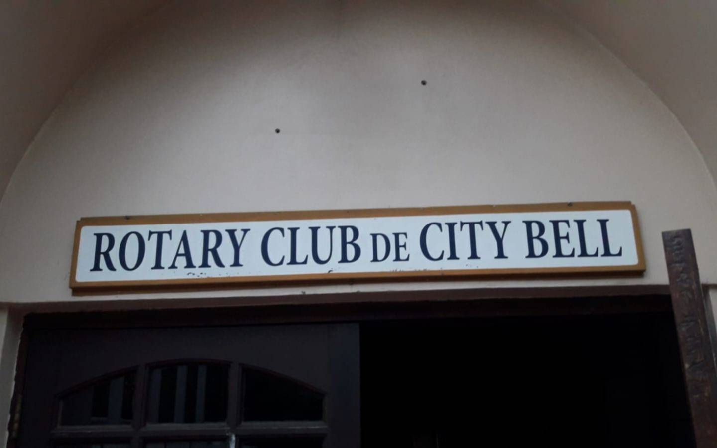Vandalizaron la fachada del Rotary Club en City Bell