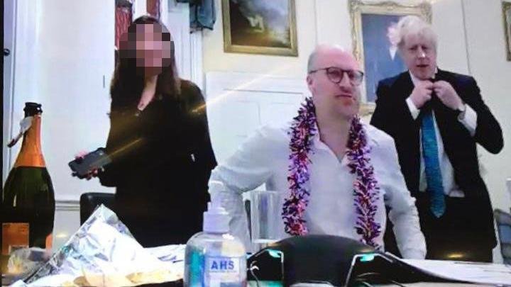 Fiesta y champán: otra foto compromete a Johnson en Reino Unido