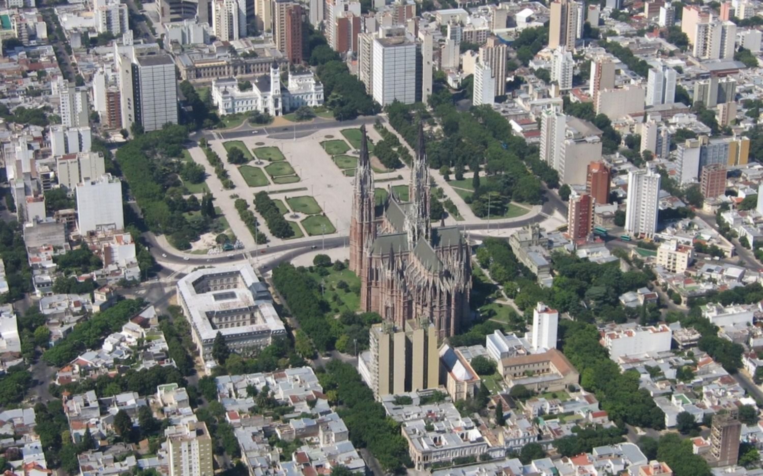 Misterio en La Plata: aseguran que "cada media hora suenan doce campanadas exactas"
