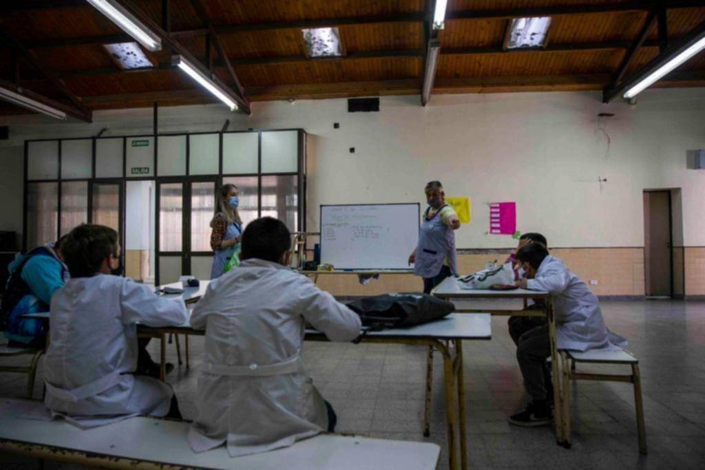 Para las escuelas, barbijo, un día de aislamiento y ventilación cruzada