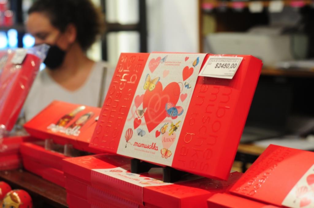 Salidas y regalos: la Ciudad prepara la celebración del amor