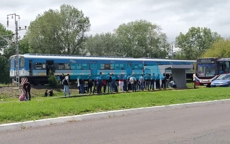 Milagro en las vías: un hombre que cortaba pasto fue rozado por el tren en Gonnet