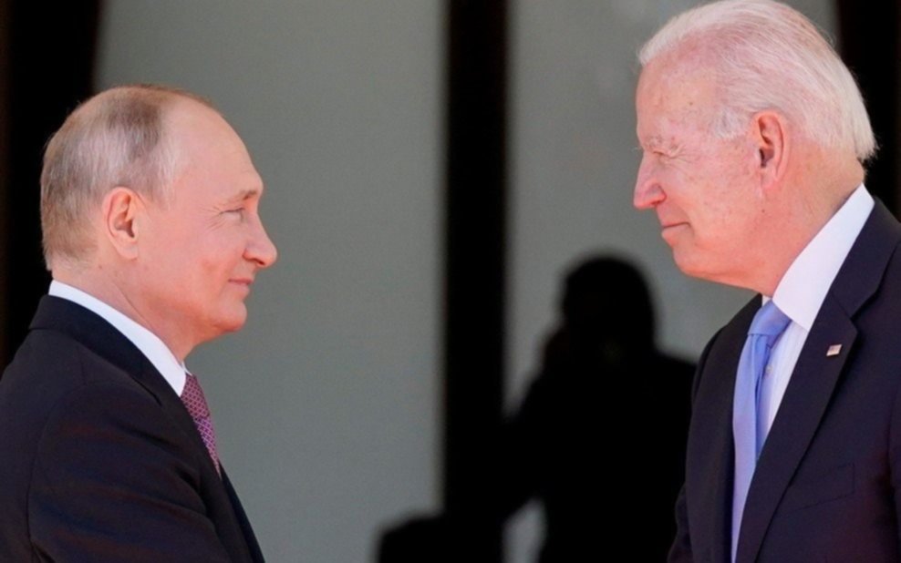 Biden advierte a Putin que una invasión a Ucrania traerá una respuesta "decisiva"