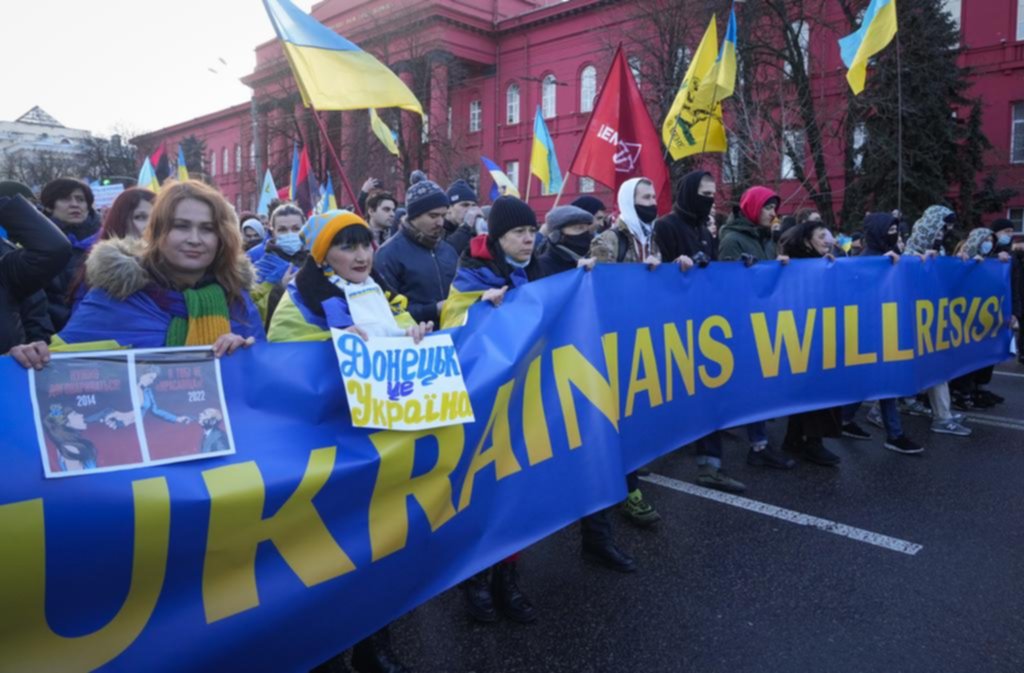 Miles marcharon en Kiev para resistir una posible invasión rusa