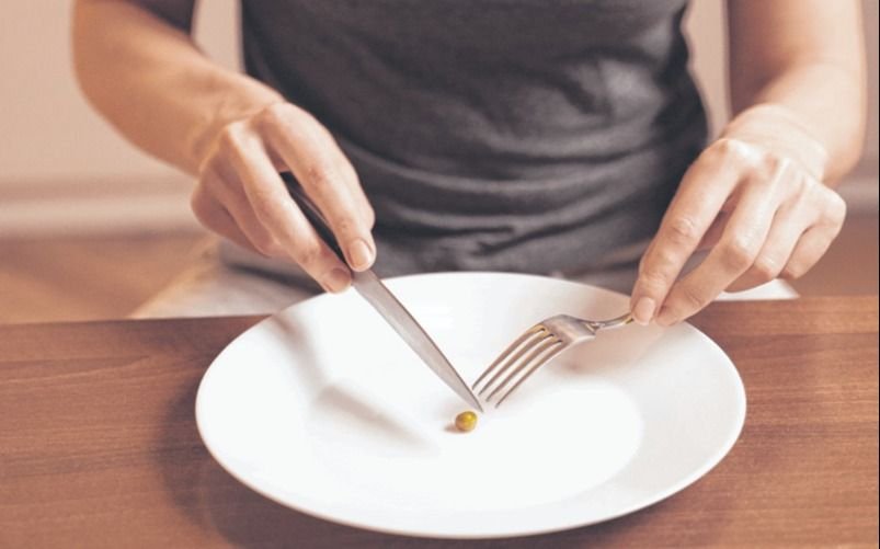 Comer una vez al día: el polémico método que promete juventud