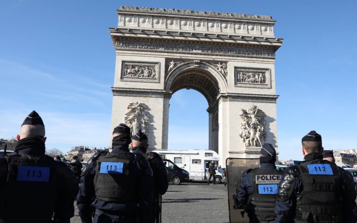 Se replican las protestas antivacunas y en París detienen a más de 100 manifestantes
