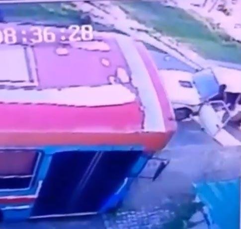 Dos jóvenes sustrajeron un auto estacionado frente a una vivienda de Los Hornos