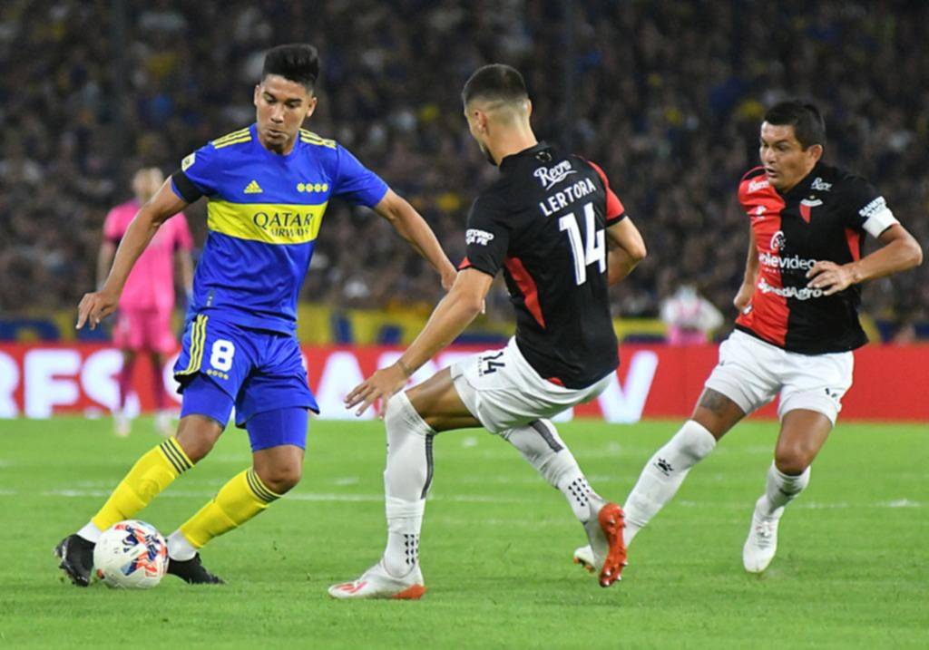El campo de juego de la Bombonera en muy mal estado